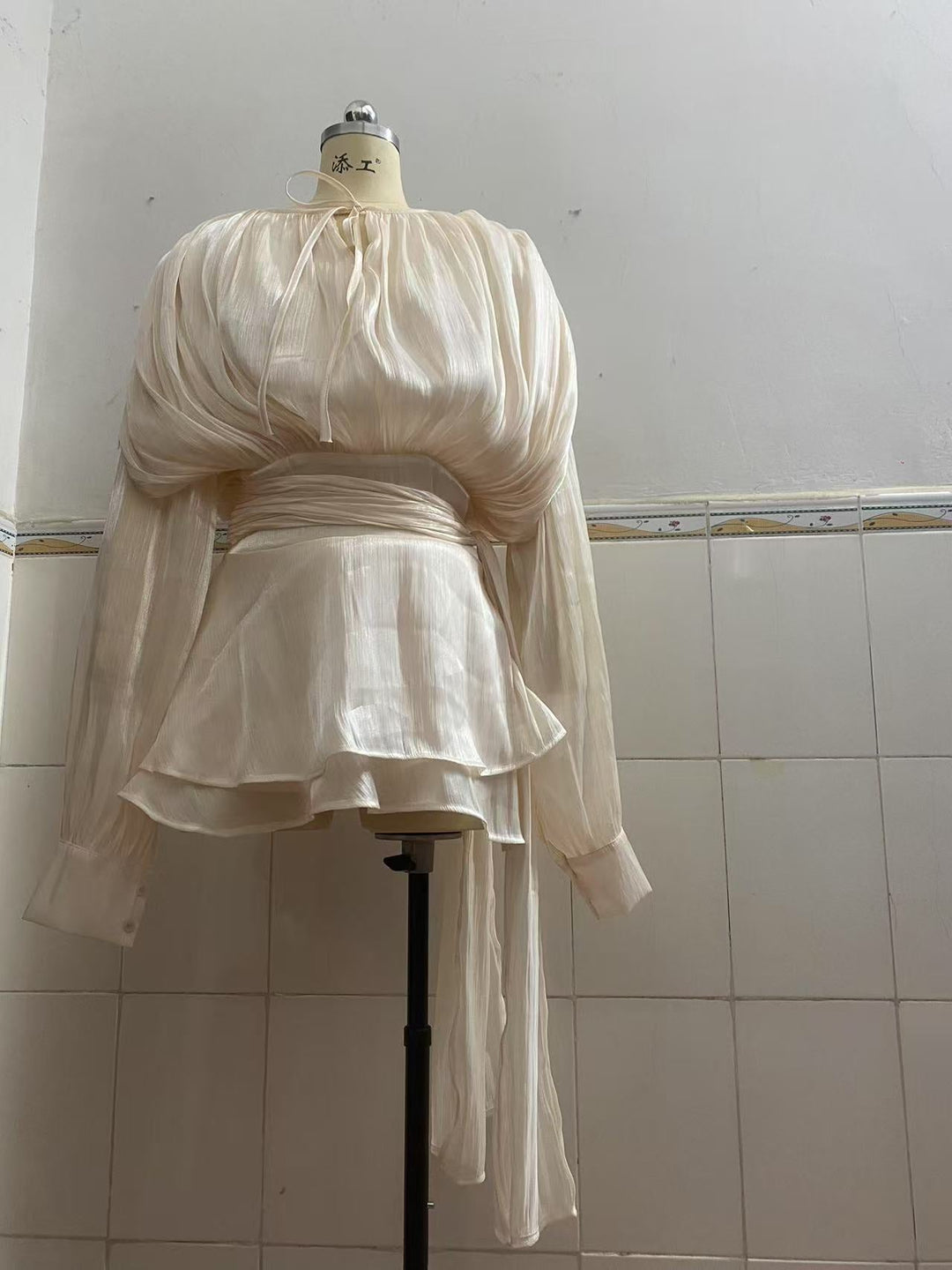 Damen Chiffon Minikleid mit eleganten Rüschendetails und verführerischem Wickeldesign Nord Taschen