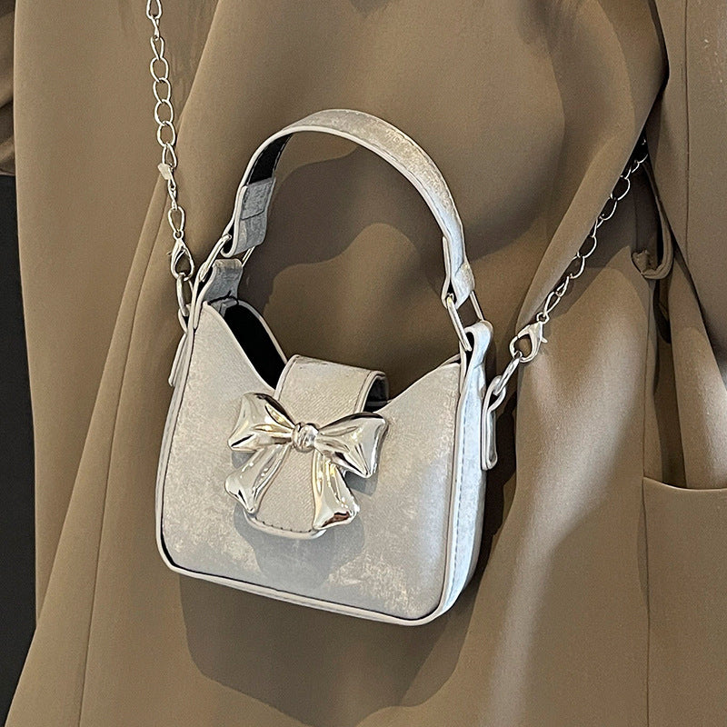 Damen Handtasche mit glänzendem Schleifenverschluss Nord Taschen