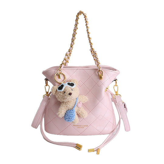 Damen Hobo-Tasche mit verspieltem Teddy-Anhänger und eleganten Kettenakzenten Nord Taschen