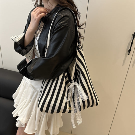 Damen Hobo-Tasche mit modernem Streifenmuster und verspieltem Kordelzug Nord Taschen