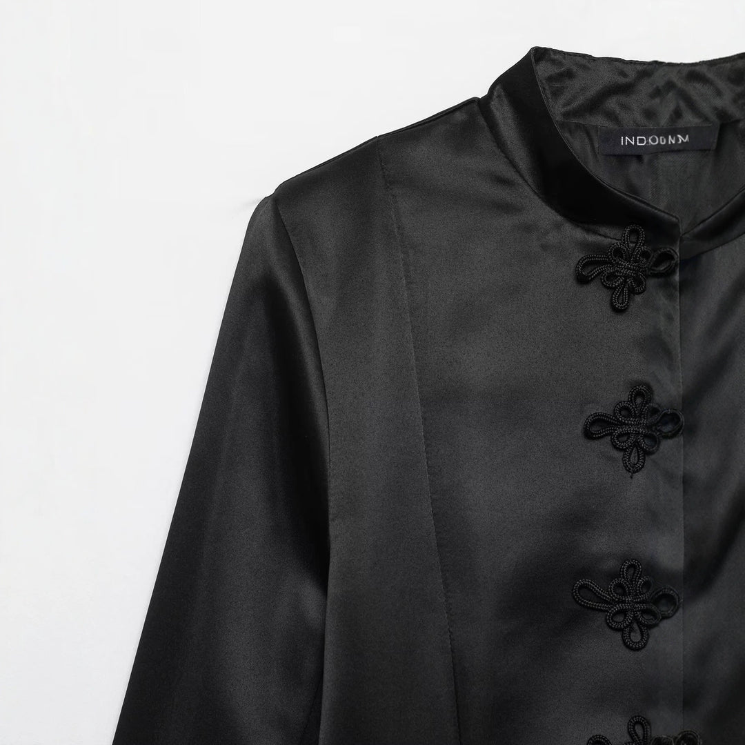 Damen Satin-Blazerjacke mit Mandarinkragen und Zierfroschknöpfen Nord Taschen
