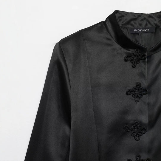 Damen Satin-Blazerjacke mit Mandarinkragen und Zierfroschknöpfen Nord Taschen