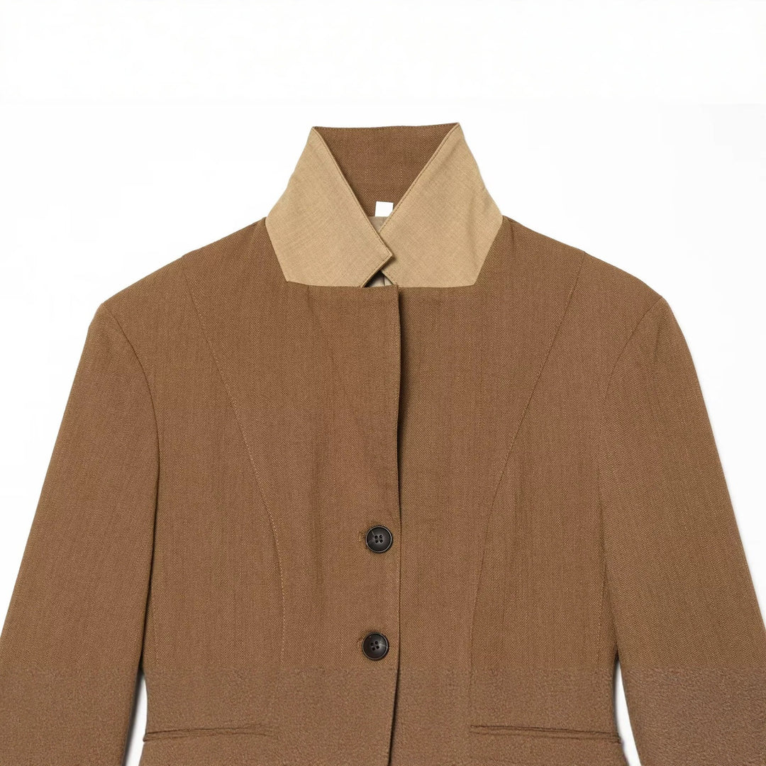 Damen Taillierte Kurzblazerjacke mit Kontrastkragen und Pattentaschen Nord Taschen
