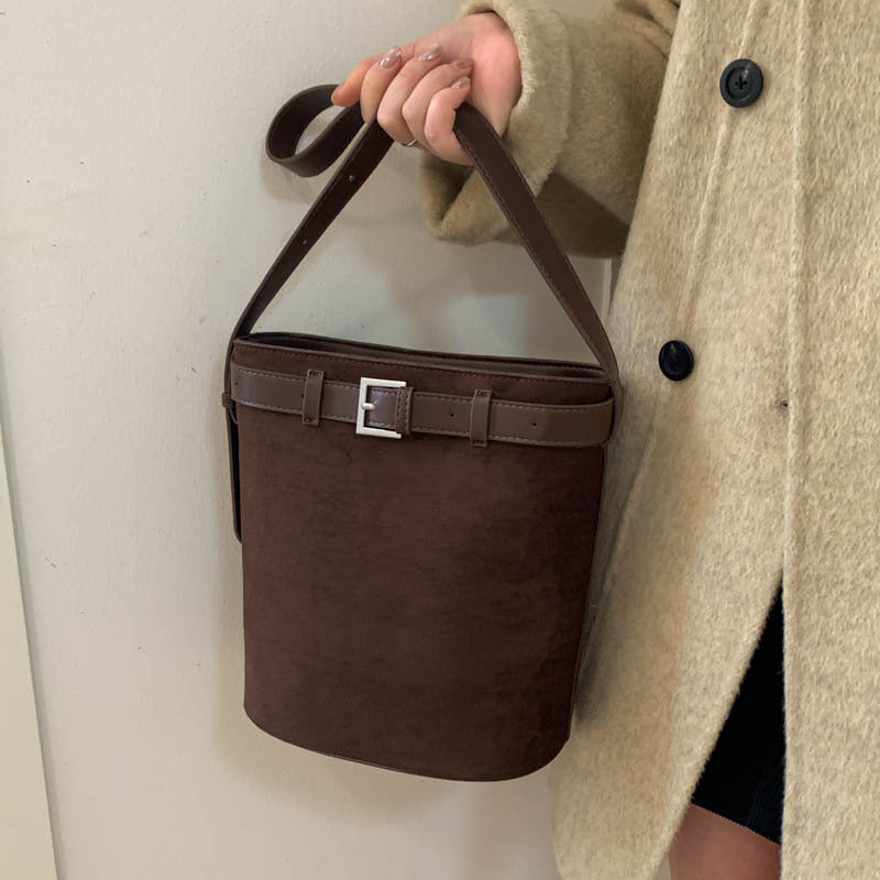 Damen Hobo-Tasche mit modischem Gürtel-Detail und weichem Veloursleder Nord Taschen