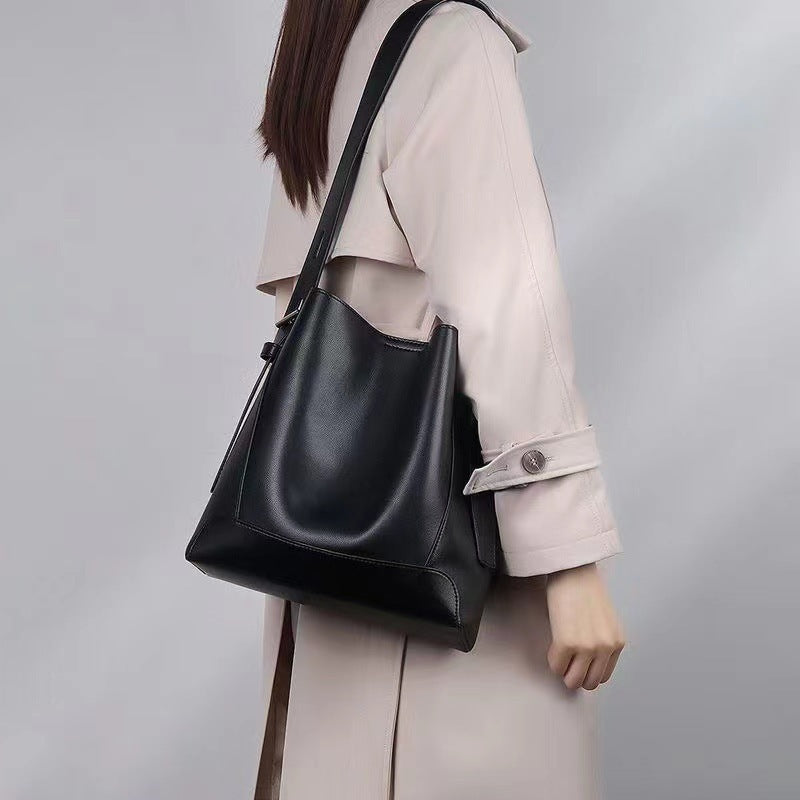 Damen Umhängetasche aus feinem, geschmeidigem Kunstleder mit elegantem Design Nord Taschen