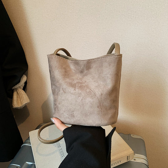 Damen Schultertasche aus weichem Wildleder mit minimalistischer Form Nord Taschen