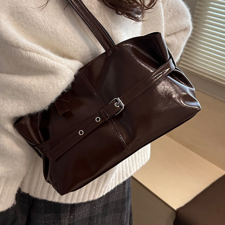 Damen Umhängetasche mit elegantem, glänzendem Design und praktischen Fächern Nord Taschen