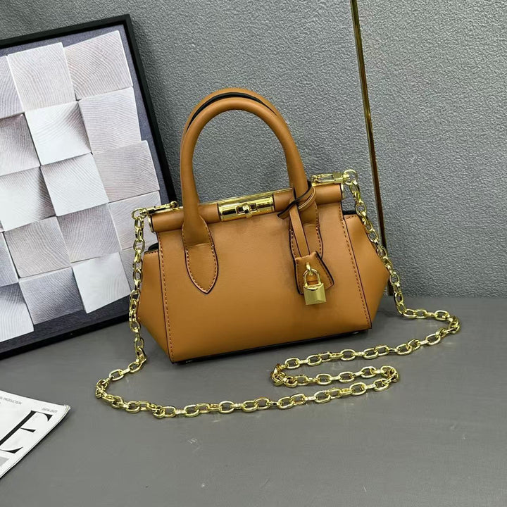 Damen Handtasche im strukturierten Design mit goldener Kette Nord Taschen