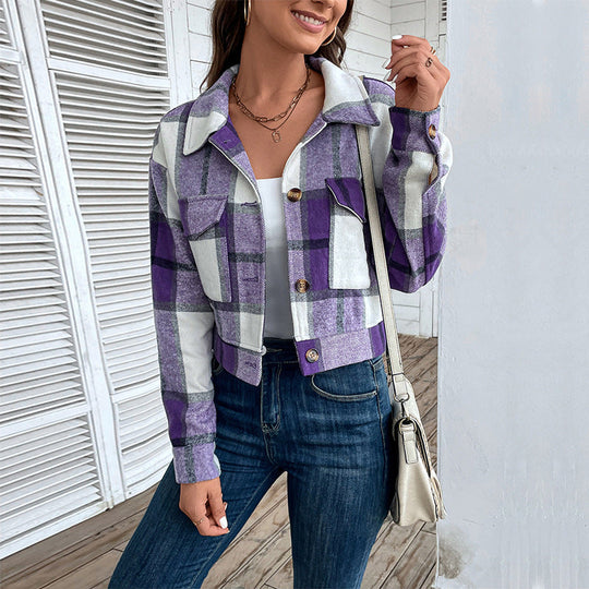 Damen Kurz geschnittene karierte Overshirt‑Jacke mit Brustklappen und Holzknöpfen Nord Taschen
