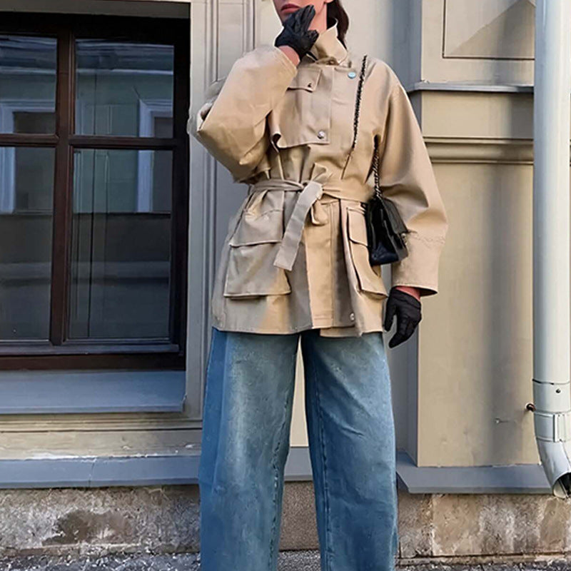 Damen Taillierte Übergangsjacke mit Stehkragen, Schultercape und Bindegürtel Nord Taschen