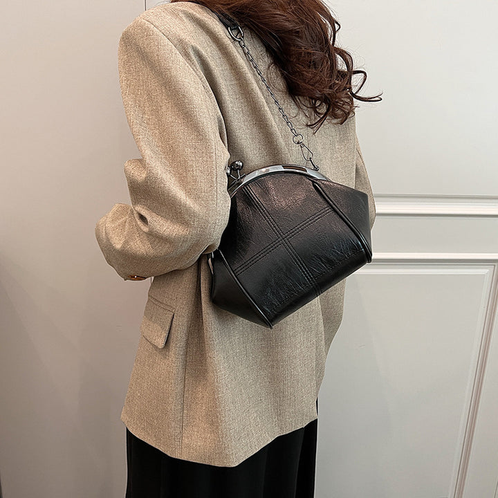 Damen Handtasche mit klassischem Klappverschluss und eleganten Akzenten Nord Taschen