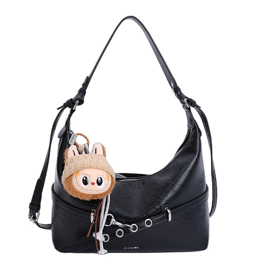 Damen modische Hobo-Tasche aus hochwertigem Kunstleder mit verspieltem Anhänger Nord Taschen