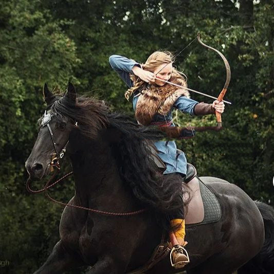 Herren historisch inspiriertes Kunstfell‑Schultercape mit Lederriemen Nord Taschen