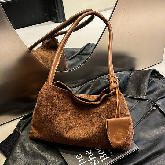 Damen Schultertasche aus weichem Wildleder mit abnehmbarem Anhänger Nord Taschen