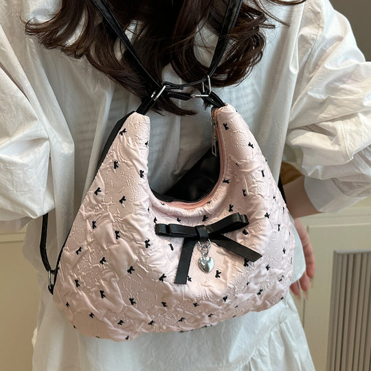 Damen Hobo-Tasche mit eleganter Struktur und charmanten Dekorelementen Nord Taschen