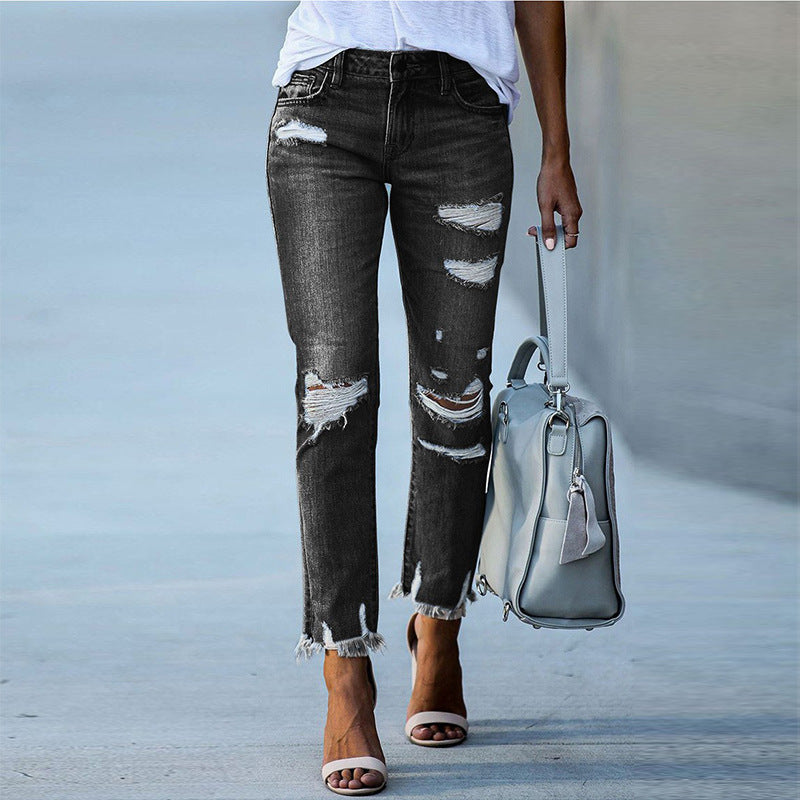 Damen destroyed Jeans mit fransigen Säumen und modischen Rissen