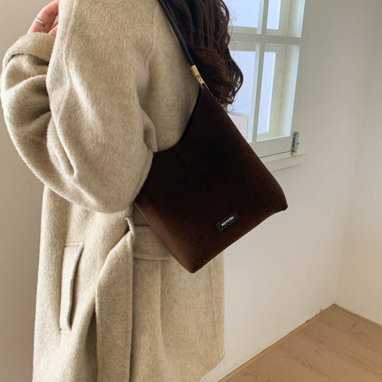 Damen Hobo-Tasche aus weichem Veloursleder mit eleganten Akzenten Nord Taschen