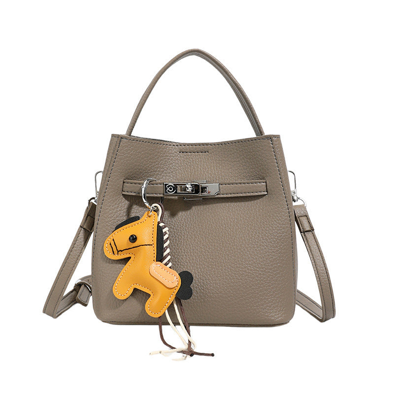 Damen Mini-Umhängetasche mit verspieltem Design und niedlichem Anhänger Nord Taschen