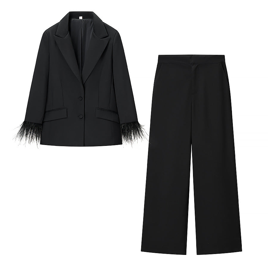 Damen Schicker taillierter Blazer-Hosenanzug mit Federbesatz an Manschetten Nord Taschen