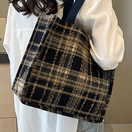Damen Jute-Shopper Tasche mit stylisierten Karomuster und süßem Plüschanhänger Nord Taschen