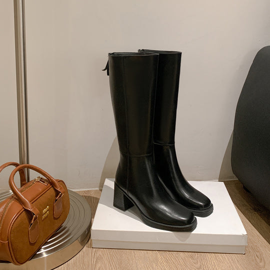 Damen Kniehohe Glattleder-Stiefel mit skulpturalem Blockabsatz und Rückenreißverschluss Nord Taschen