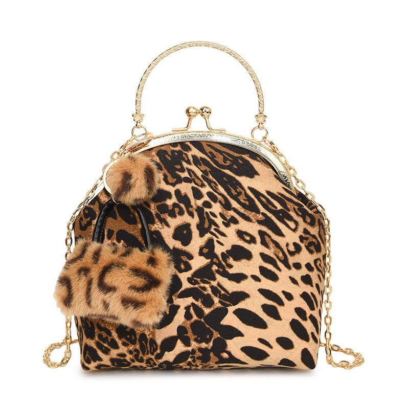 Damen Handtasche im Leopardenmuster mit goldenem Akzent Nord Taschen
