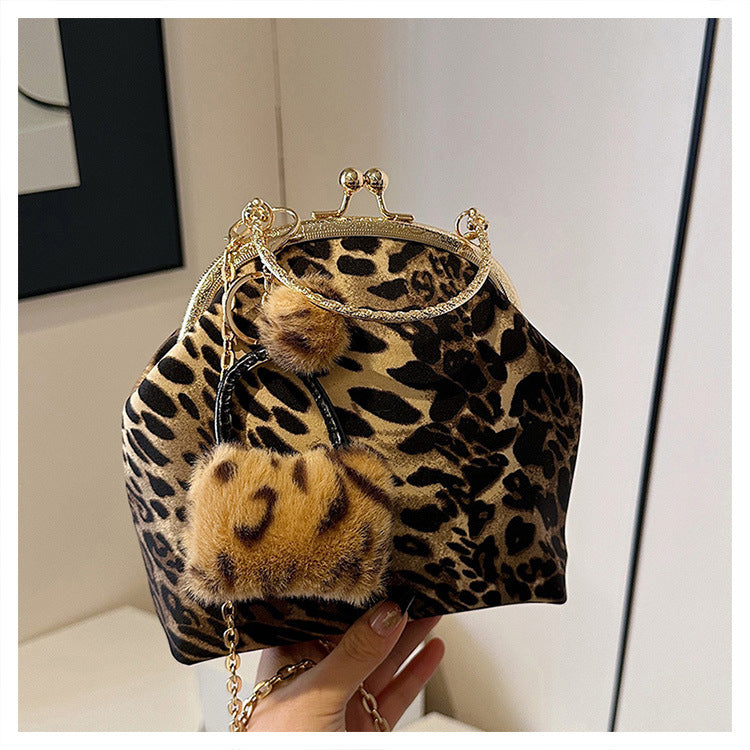 Damen Handtasche im Leopardenmuster mit goldenem Akzent Nord Taschen