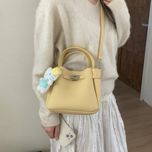 Damen Mini-Handtasche mit kuscheligem Anhänger Nord Taschen