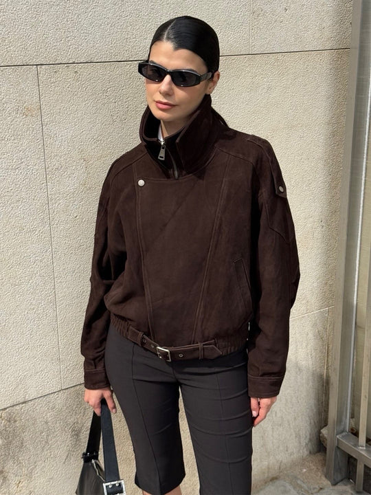 Damen Kurze Veloursleder-Bomberjacke mit hohem Stehkragen und Taillengürtel Nord Taschen