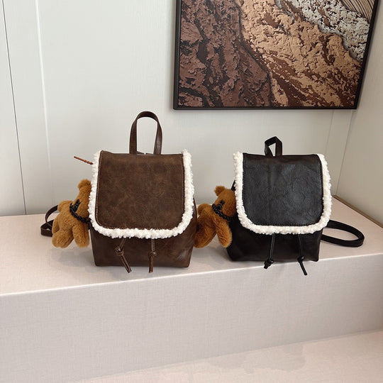 Damen Rucksackhandtasche mit gefüttertem Abschlusspanel und verspieltem Bärenanhänger | Nord Taschen