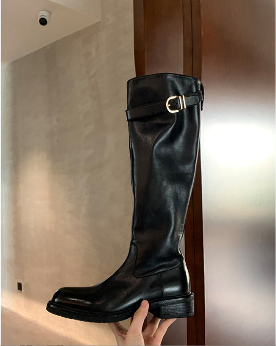 Damen kniehohe Lederstiefel mit flacher Profilsohle und Ziergurt Nord Taschen