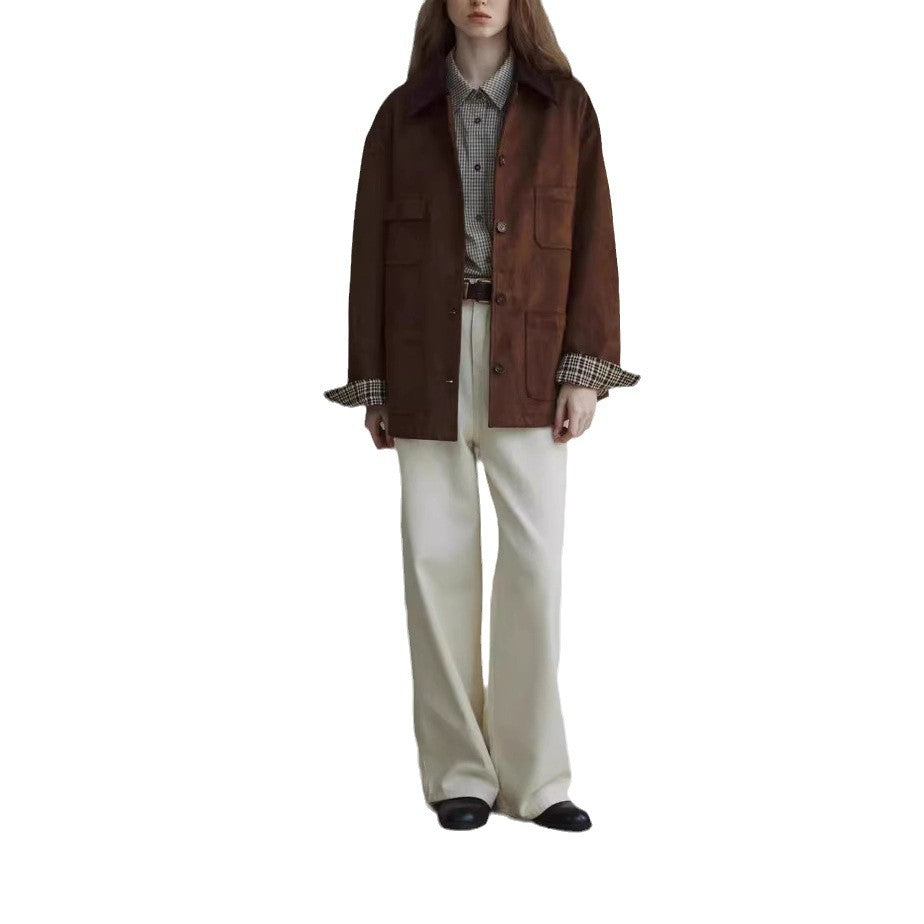 Damen Kurz geschnittene Wildlederjacke mit aufgesetzten Taschen und Karomanschetten Nord Taschen