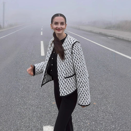 Damen gesteppte Kurzjacke mit Allover-Muster und kontrastierender Paspel Nord Taschen