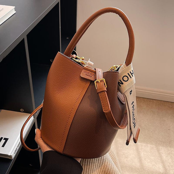 Damen Beuteltasche aus hochwertigem Kunstleder mit dekorativem Schultergurt Nord Taschen