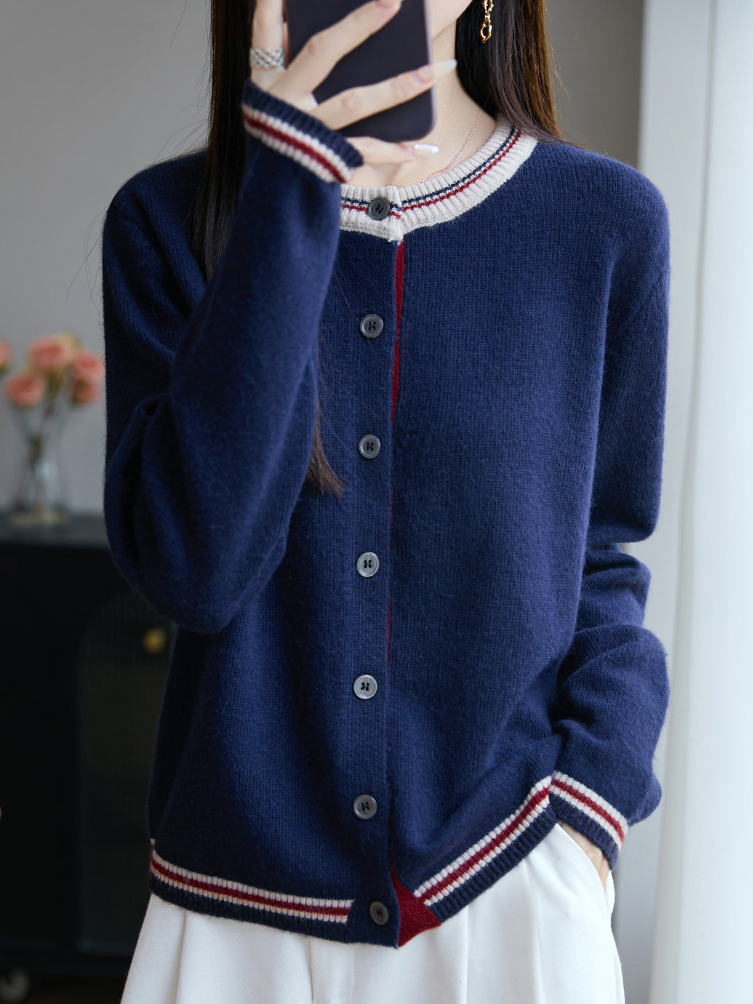 Damen Lockerer Feinstrick-Cardigan mit Kontraststreifen an Kragen und Bündchen Nord Taschen