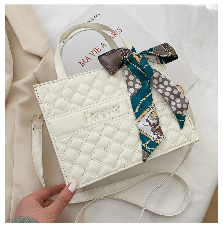Damen elegante Handtasche mit modernen Details und dekorativem Schal Nord Taschen