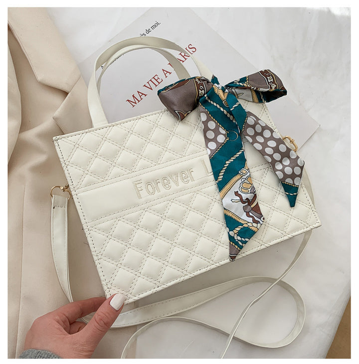 Damen elegante Handtasche mit modernen Details und dekorativem Schal Nord Taschen