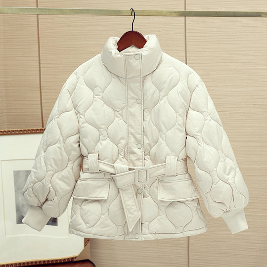 Damen nan gesteppte Taillierte Steppjacke mit Wickelgürtel, Stehkragen und Pattentaschen Nord Taschen