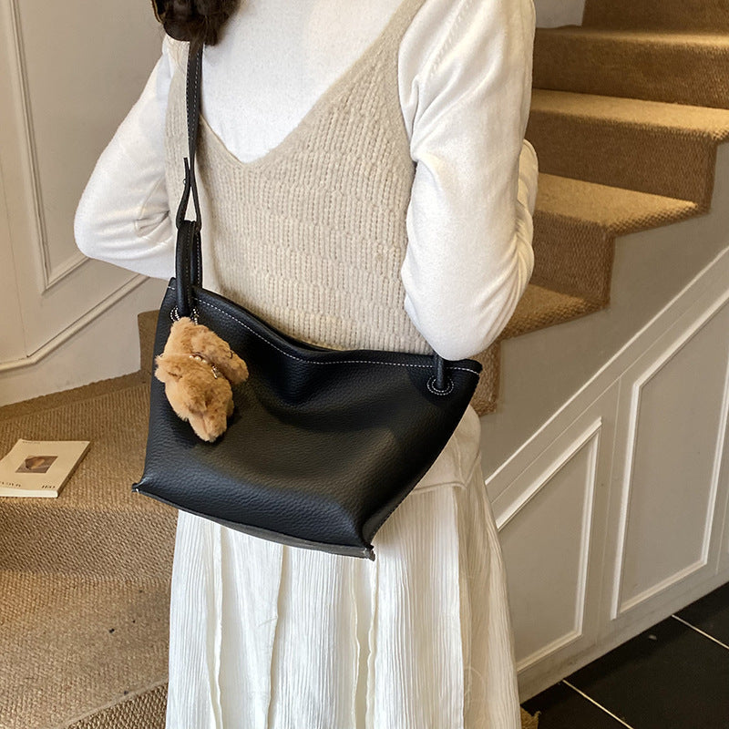 Damen elegante Beuteltasche mit abnehmbarem Plüschanhänger Nord Taschen