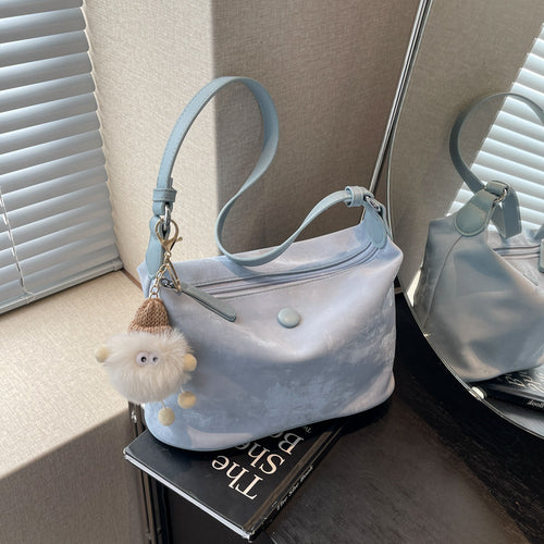 Damen Umhängetasche mit praktischem Reißverschluss und charmantem Anhänger | Nord Taschen