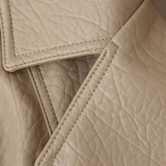 Damen Kurzblouson aus Kunstleder mit zweireihiger Knopfleiste, breitem Revers und gerafftem Bund Nord Taschen