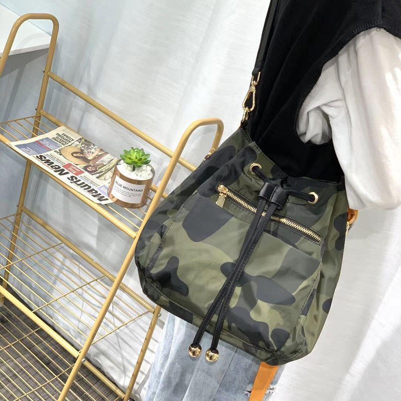 Damen Crossover-Tasche mit eleganter Camouflage-Oberfläche und praktischen Fächern Nord Taschen