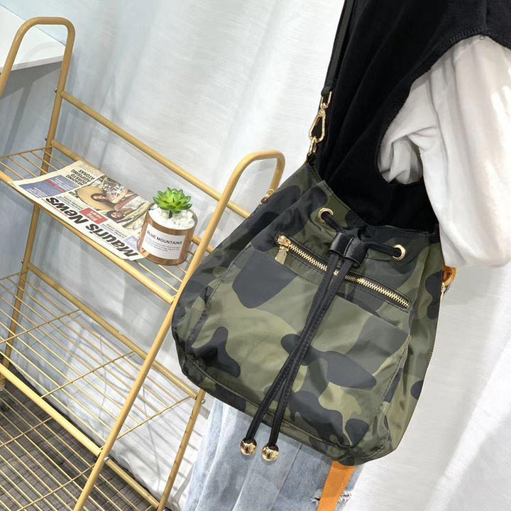 Damen Crossover-Tasche mit eleganter Camouflage-Oberfläche und praktischen Fächern Nord Taschen