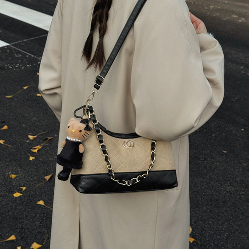 Damen modische Handtasche mit Kette und charmantem Anhänger Nord Taschen