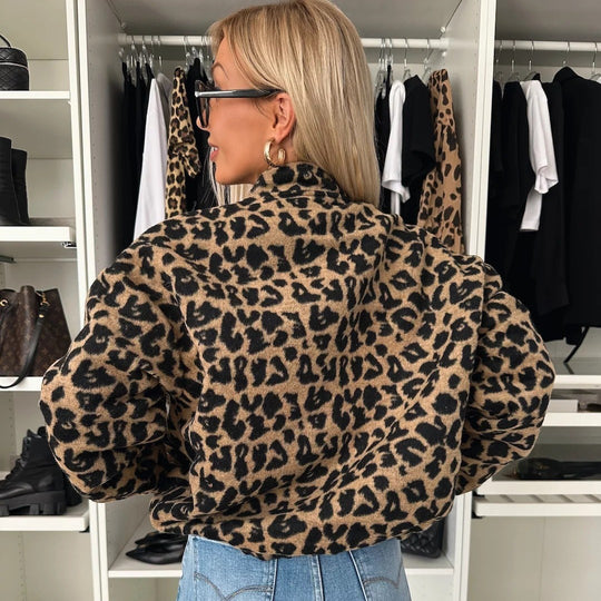 Damen Kurzjacke im Leopardenprint mit Stehkragen, Knopfleiste und elastischem Saum Nord Taschen