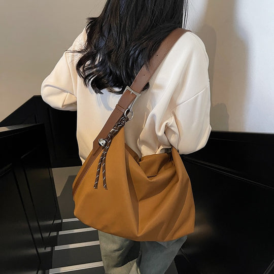 Damen elegante Hobo-Tasche mit weichem Leder und trendigem Detail Nord Taschen