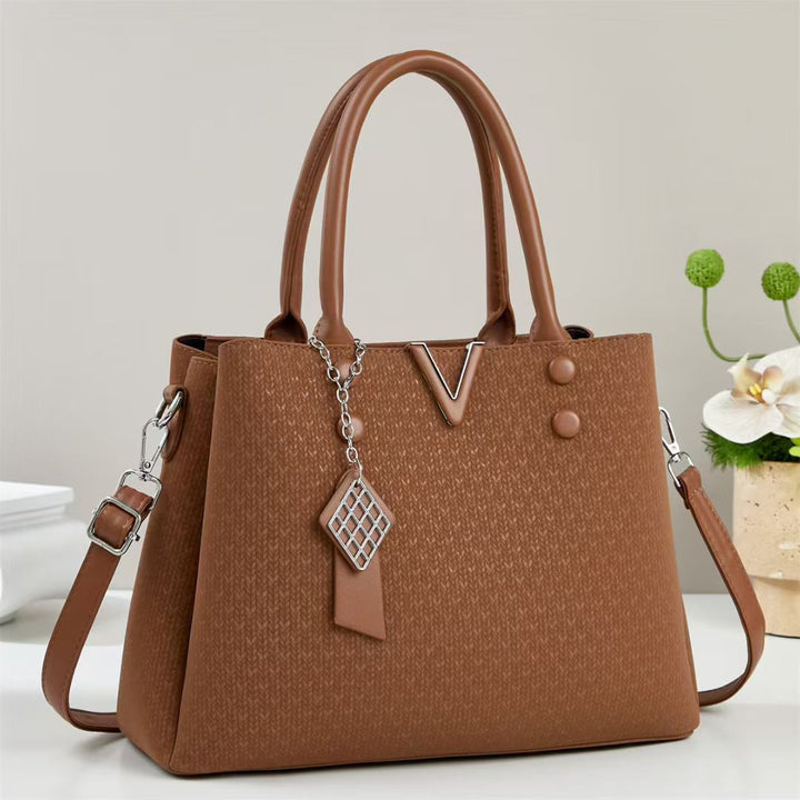 Damen elegante Handtasche mit abnehmbarem Schultergurt und dekorativem Anhänger Nord Taschen