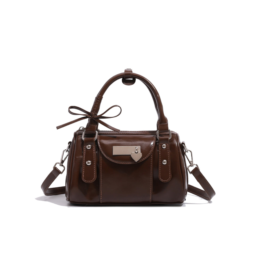 Damen Handtasche im eleganten, glänzenden Stil mit dekorativem Anhänger Nord Taschen
