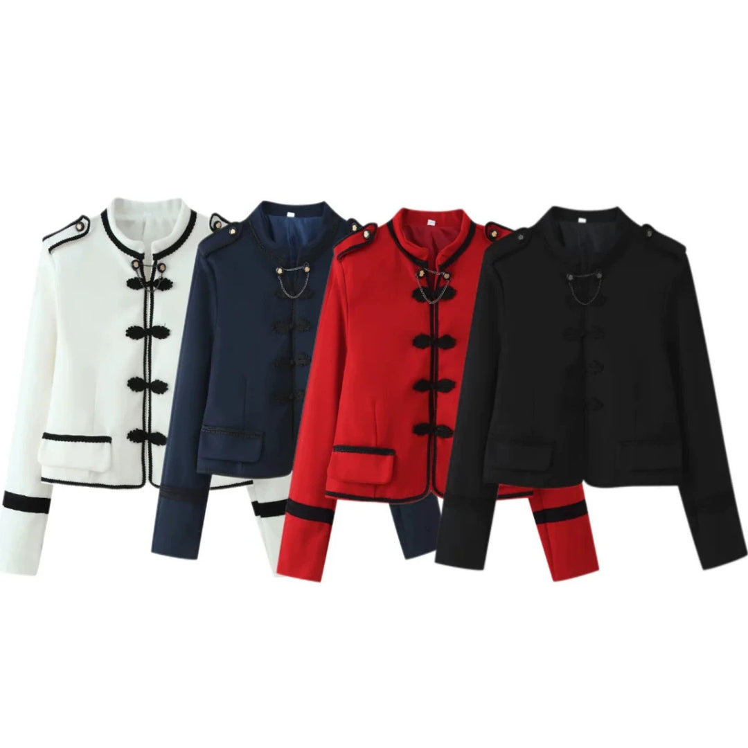Damen 300+ taillierte Cropped‑Militärblazerjacke mit Stehkragen, Schulterpatten und dekorativen Froschverschlüssen Nord Taschen
