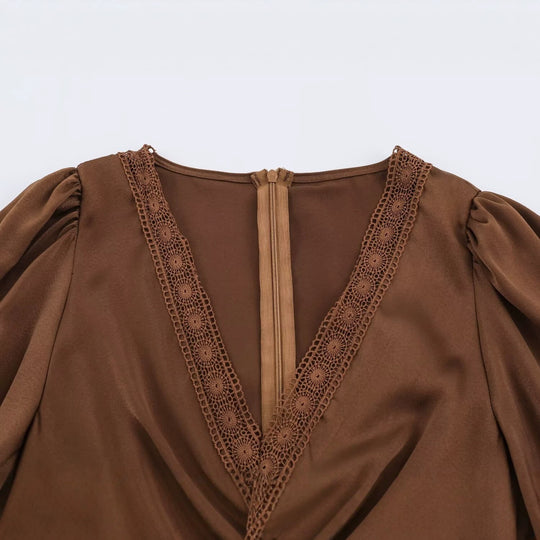 Damen Elegantes Satin-Maxikleid mit V-Ausschnitt und Spitzenbesatz Nord Taschen